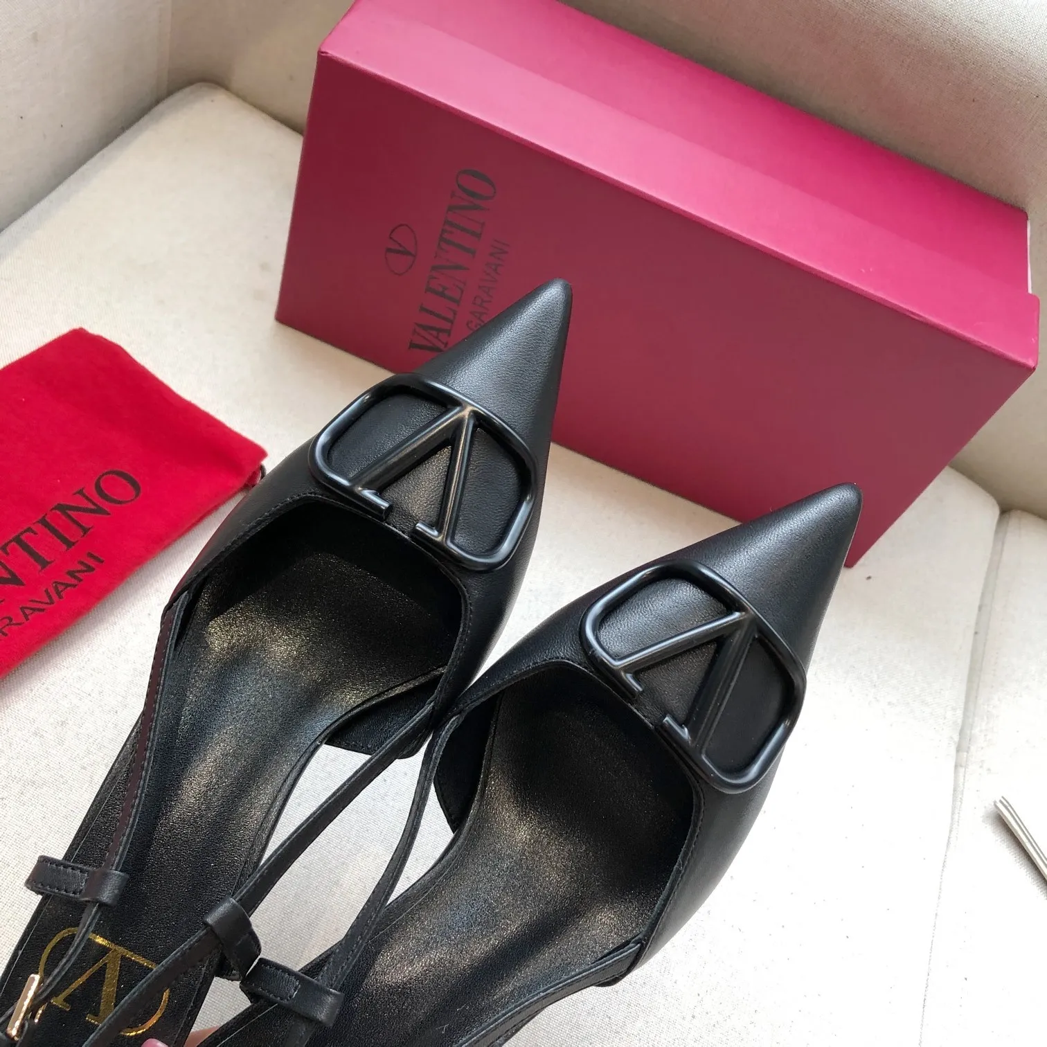👟👟Ex-factory price 520👟👟 🆕Valentino. Valentino big v buckle shoes ㊙️Latest series in the counter, authentic version, perfect details It does not grind or tire your feet. It is a walking artifact. The last shape is completely compared to the counters. The details are perfect. Without the original version, it cannot be made so exquisite. Exclusive molded brass color. The highest version on the market. Fabric: imported sheepskin, lining and foot pads are all sheepskin. Color: 6 colors optional. Number of yards (34 to 41) 42 customized, non-refundable and non-exchangeable. Heel height: 4CM